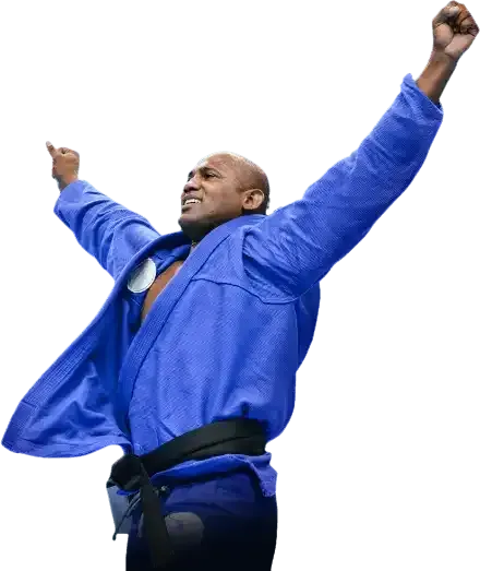 Fernando « Tererê » Augusto, kimono bleu et ceinture noire, les bras levés en signe de victoire.